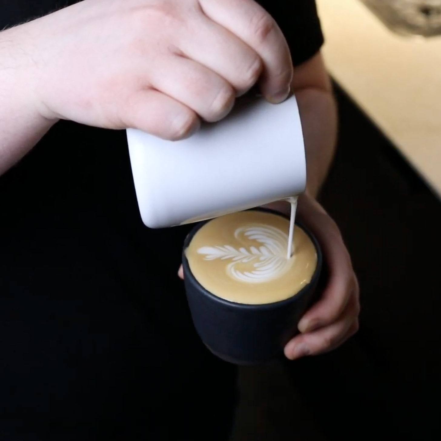 Mælkeskumning og latte art (STEP 3/4)
