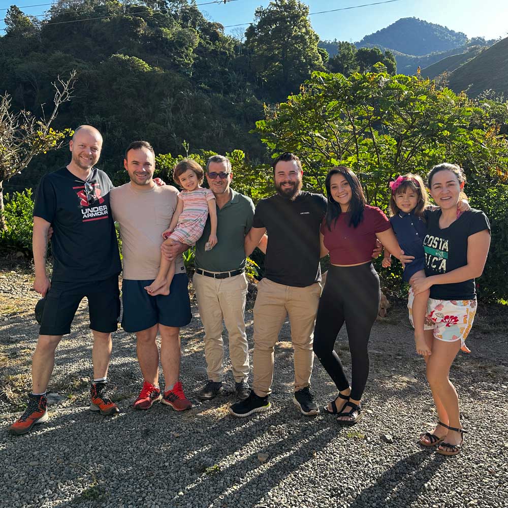 CleverCoffees Head Of Coffee Lindy sammen med vores kaffeproducentpartner med familie i Costa Rica.