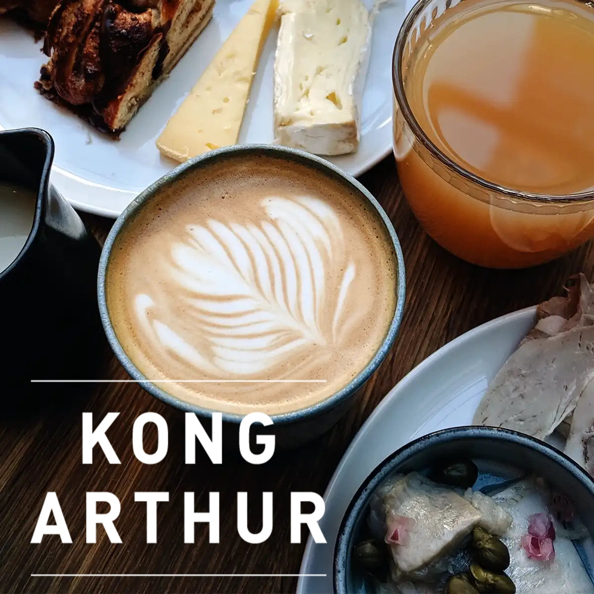 Kaffe med latteart, hvor teksten siger 'Kong Arthur'.