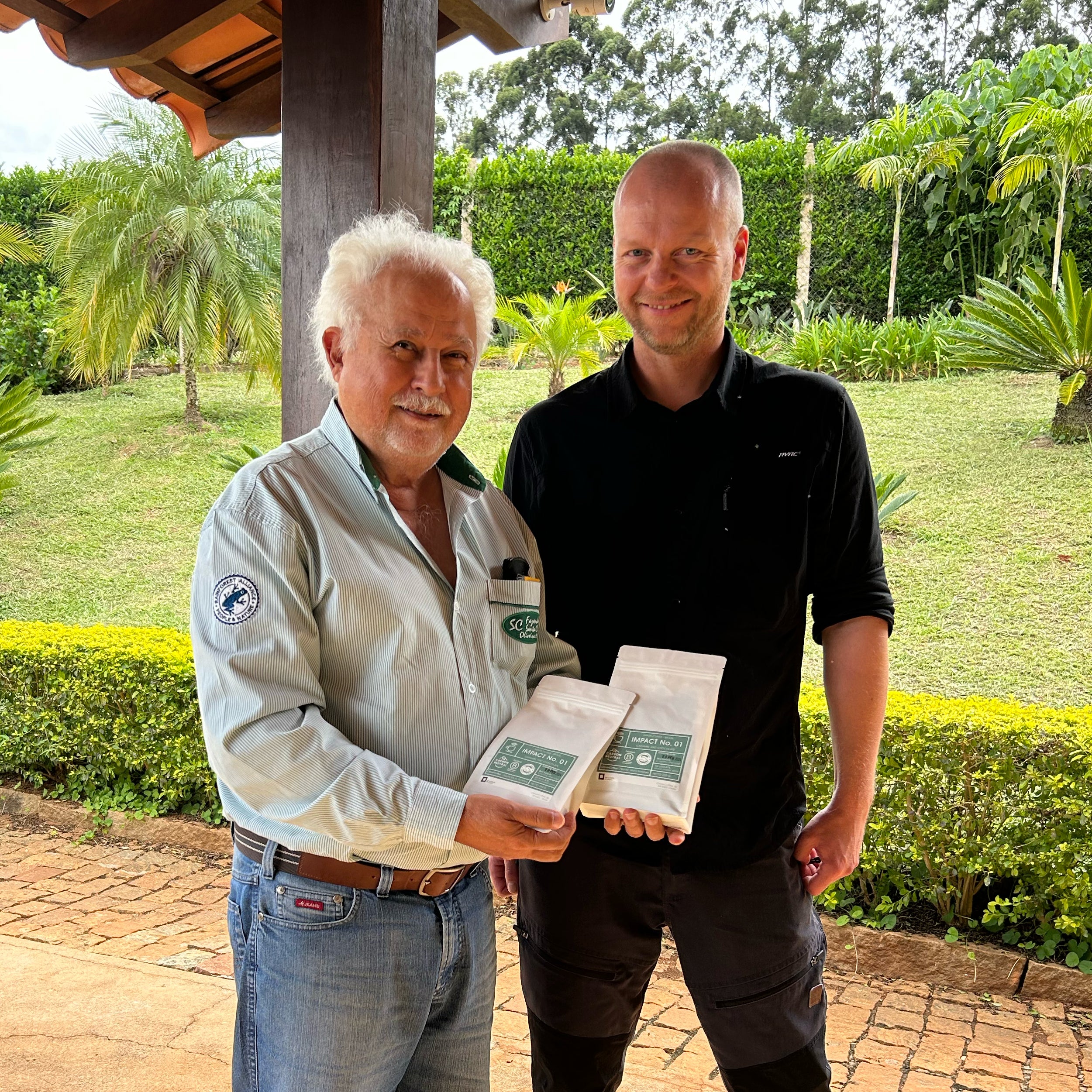 CleverCoffees Head Of Coffee Lindy sammen med kaffeproducenten Paulo Afonso. Paulo Afonso holder to IMPACT No. 01.
