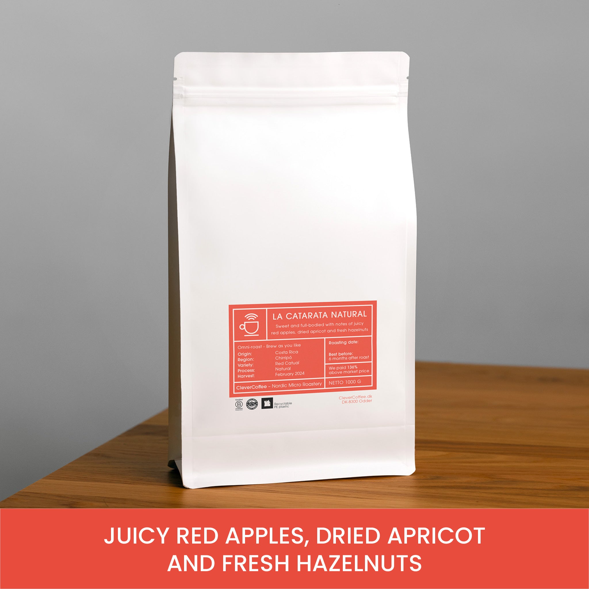 La Catarata Natural kaffepose, med tekst "Juicy Red Apples, Dried Apricot and Fresh Hazelnuts".