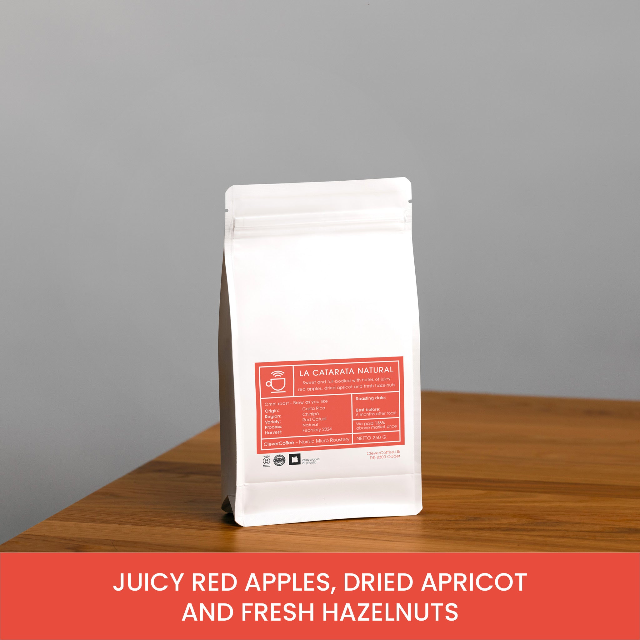 La Catarata Natural kaffepose, med tekst "Juicy Red Apples, Dried Apricot and Fresh Hazelnuts".