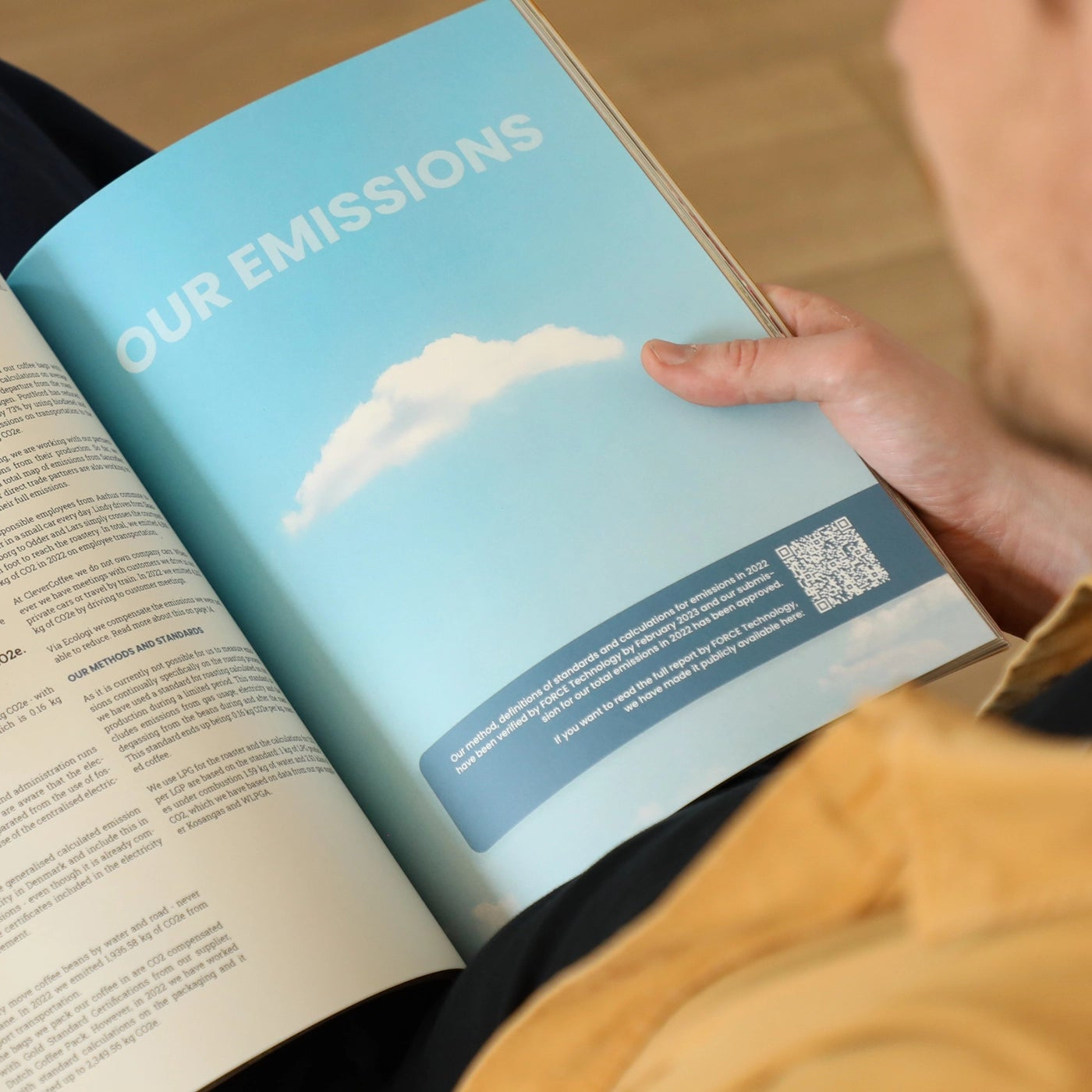 person læser CleverCoffees transparency report med en kop kaffe