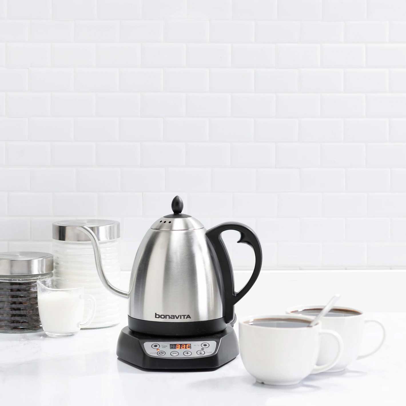 bonavita gooseneck elkedel i køkken med to kopper kaffe