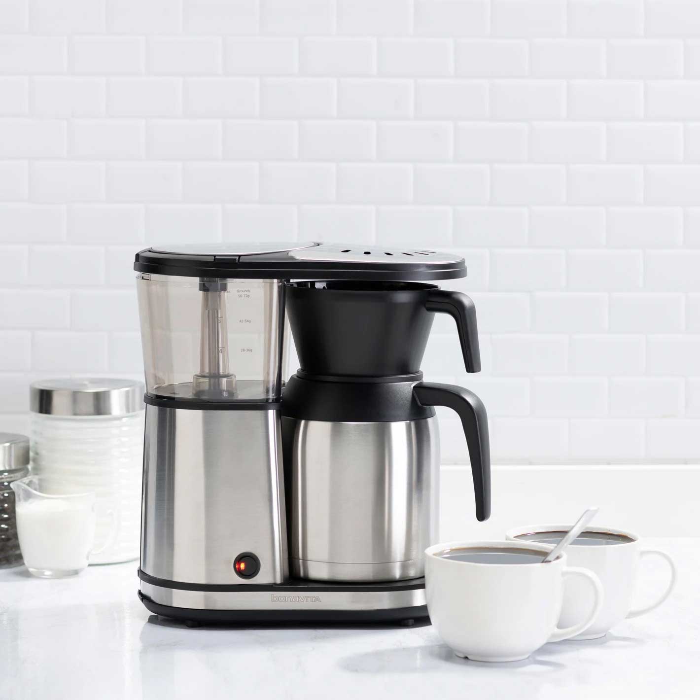 bonavita filterkaffemaskine i køkken med to kopper kaffe ved siden af