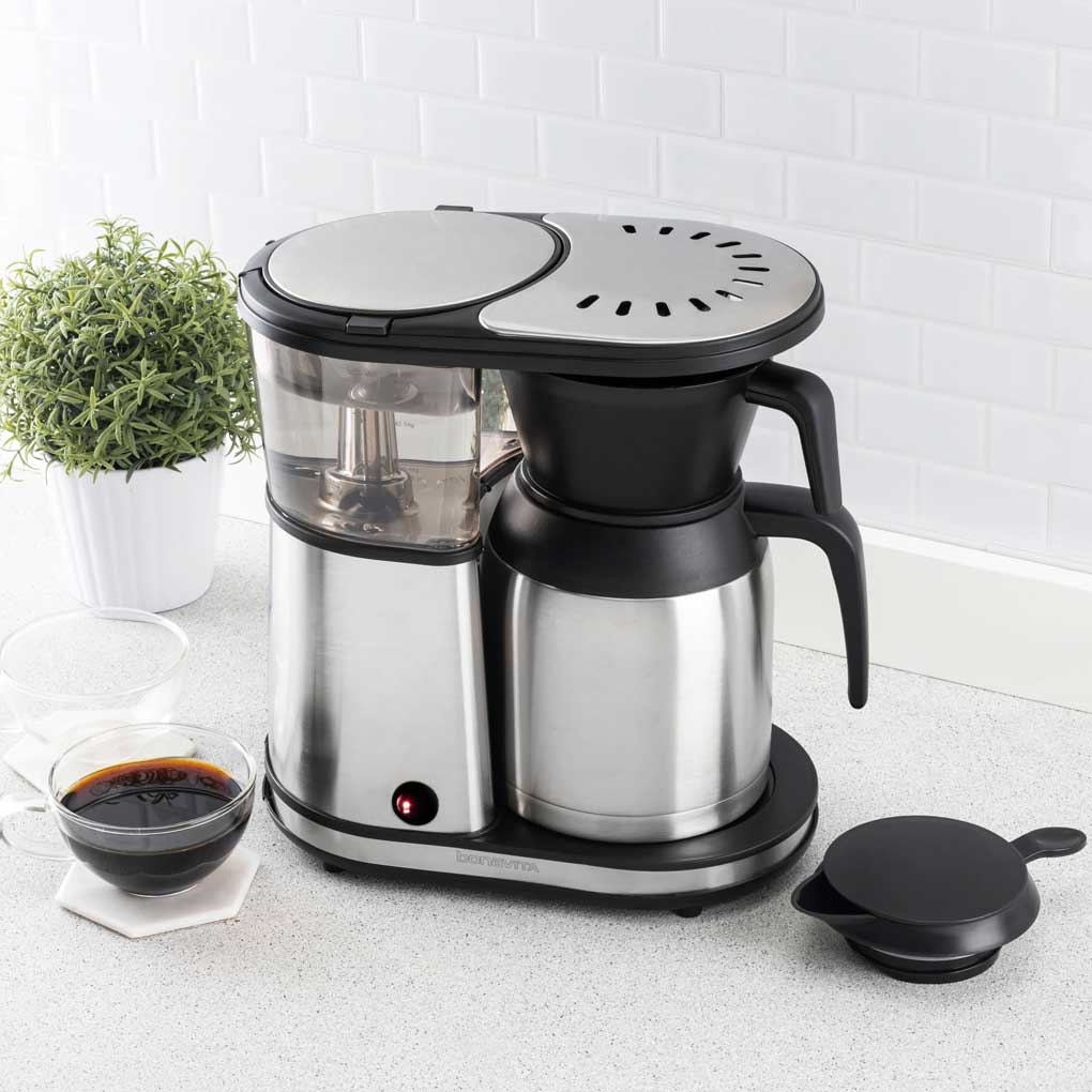bonavita filterkaffemaskine med en kop kaffe ved siden af