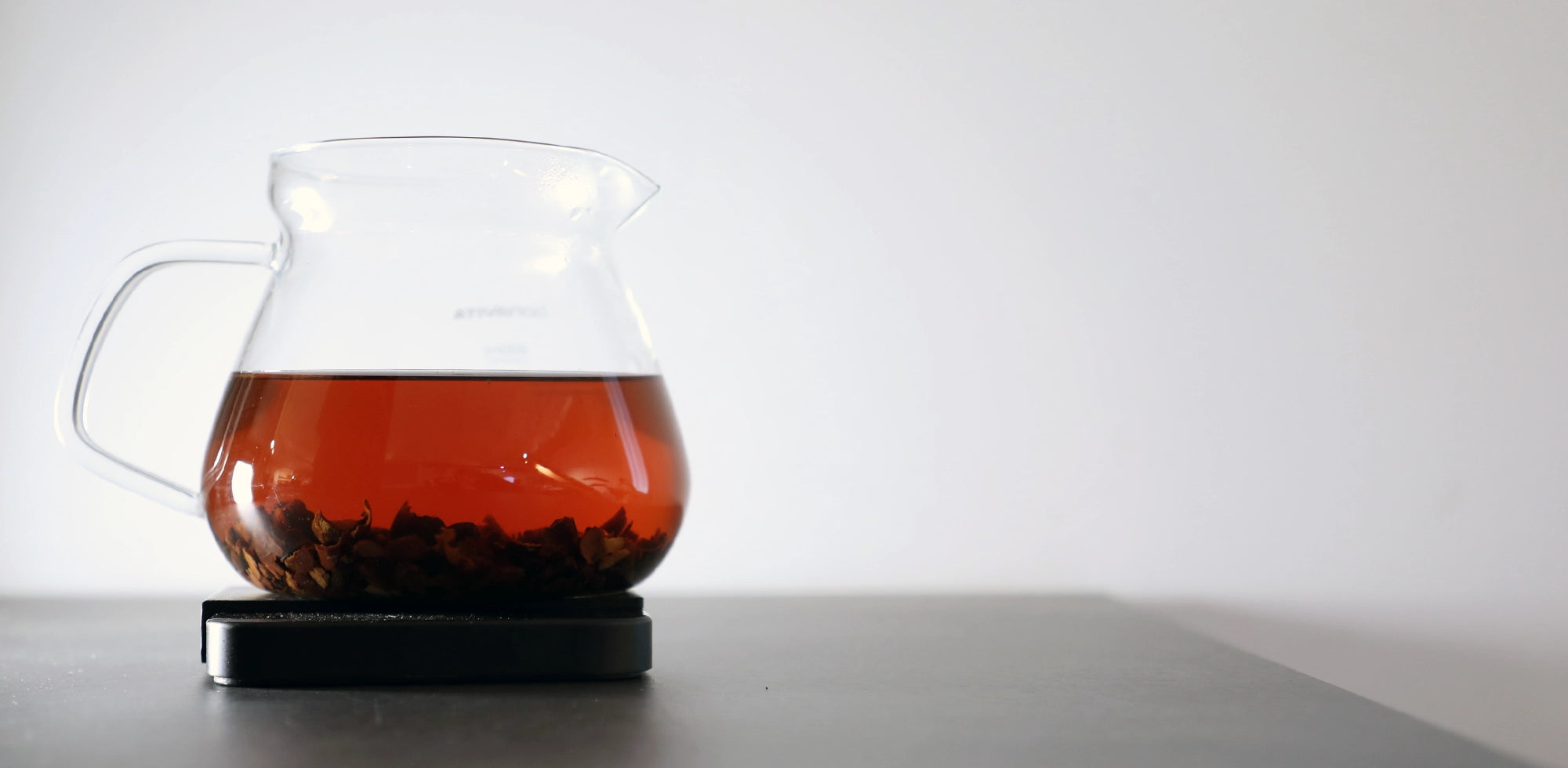 Kande med bryggende Cascara set i frøperspektiv.