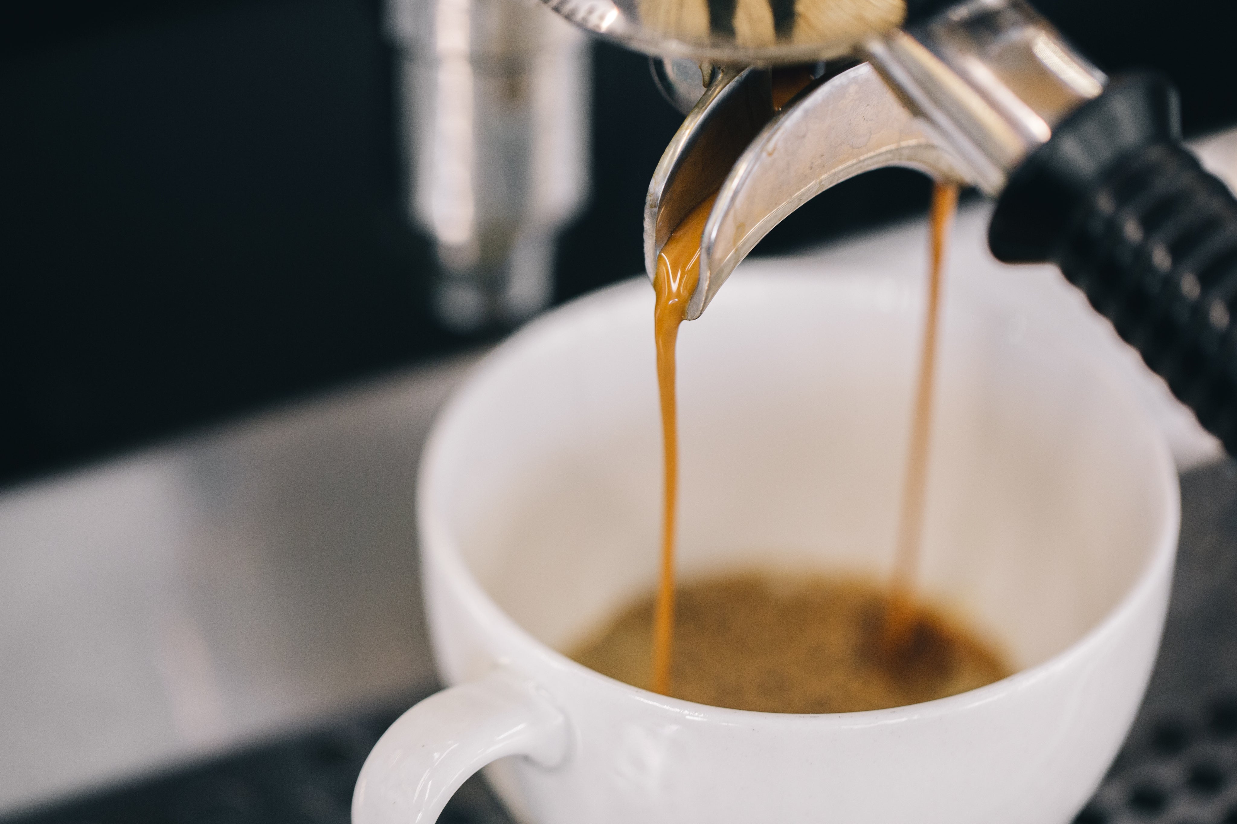 espressomaskine, helt tæt på bryggeprocessen