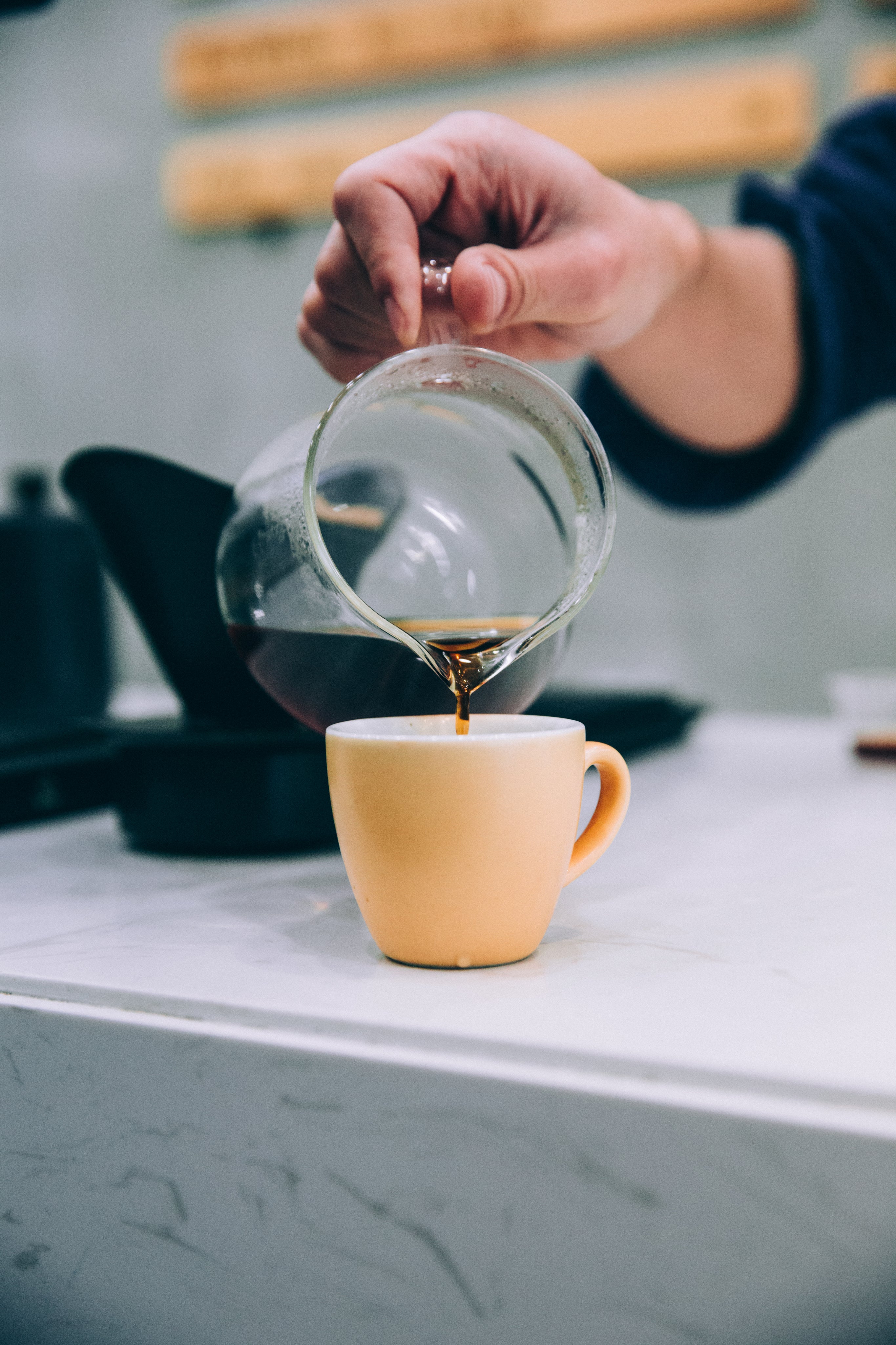 filterkaffe bliver hældt i kaffekop