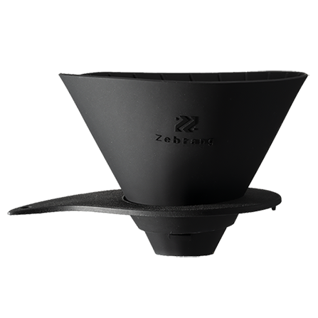 Harios Zebrang V60 dripper set forfra på hvid baggrund.
