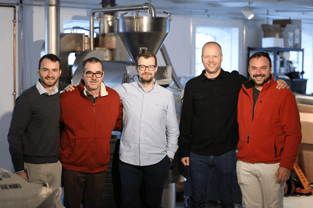 kaffefarmerfamilie på besøg i risteri i Fillerup