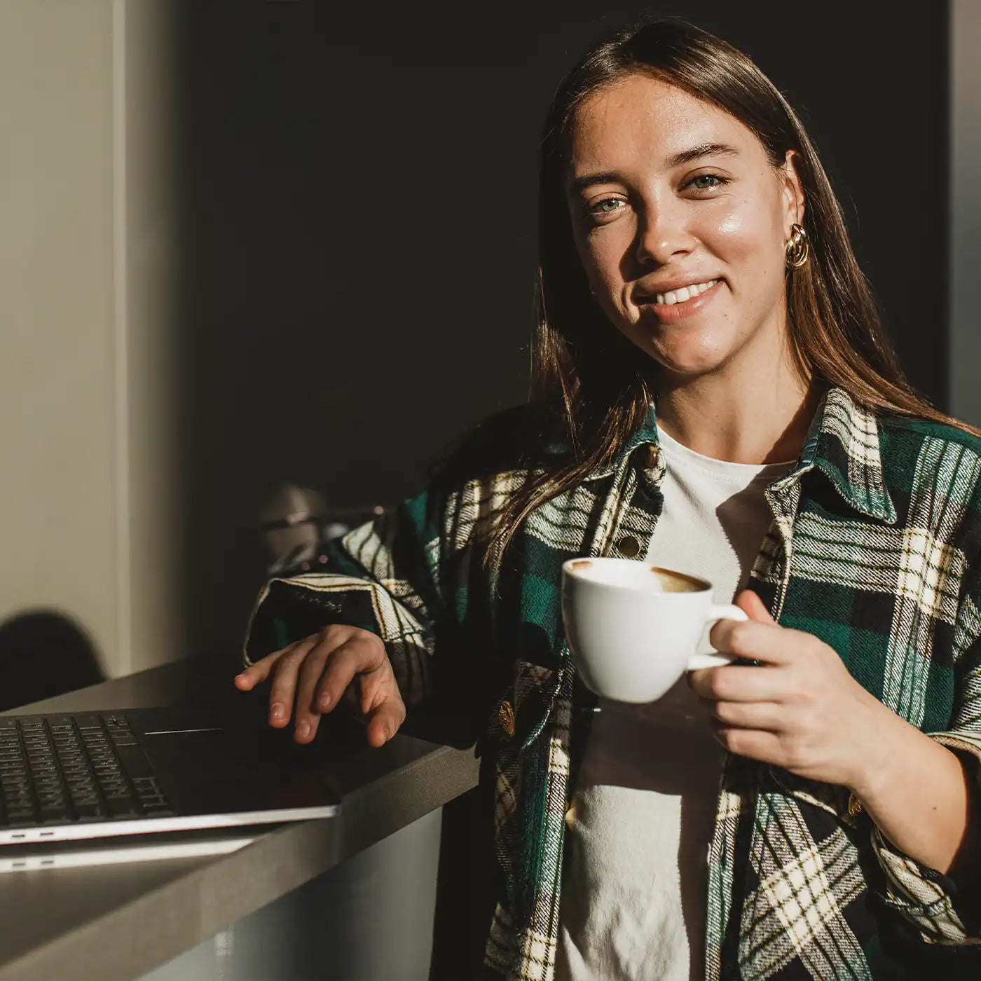 Kvinde med kaffekop