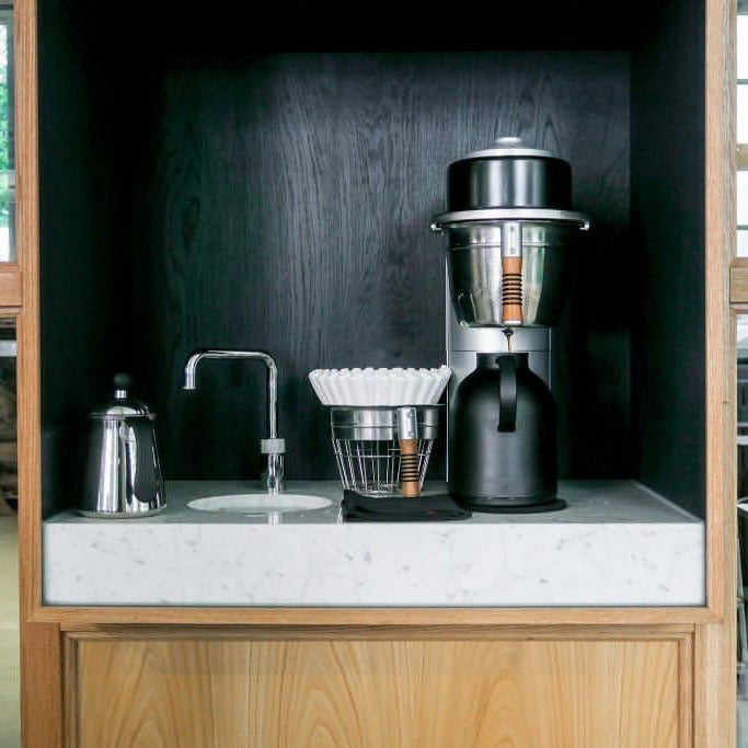 Stand med opstilling af kaffefiltermaskine