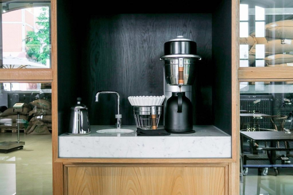 Stand med opstilling af kaffefiltermaskine