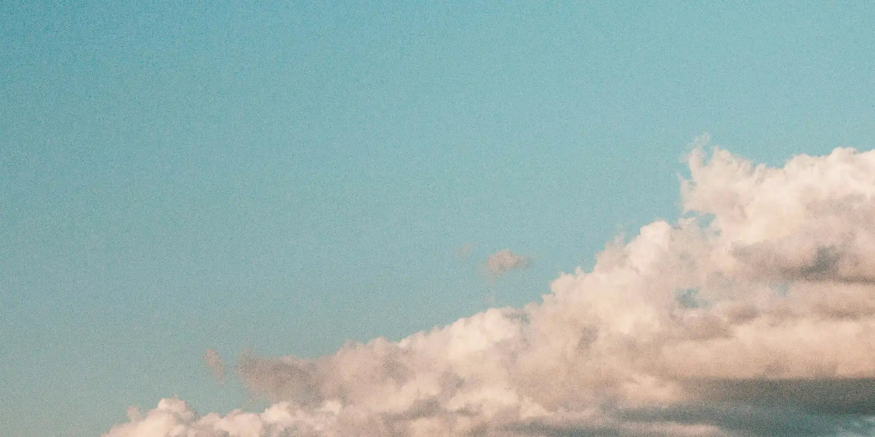 Blå himmel med skyer
