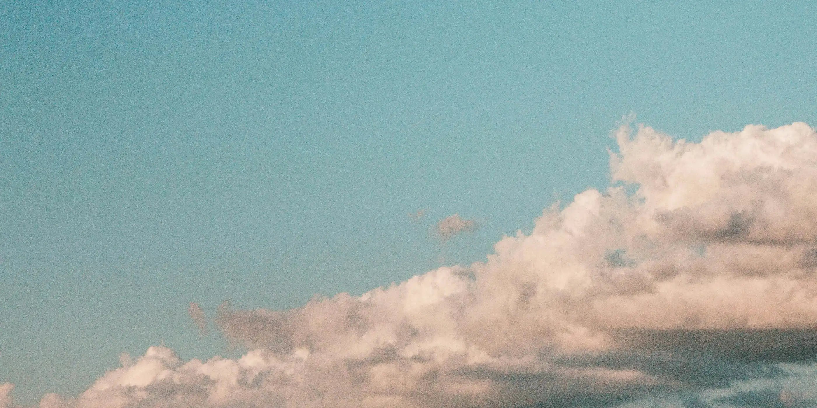 Blå himmel med hvide skyer