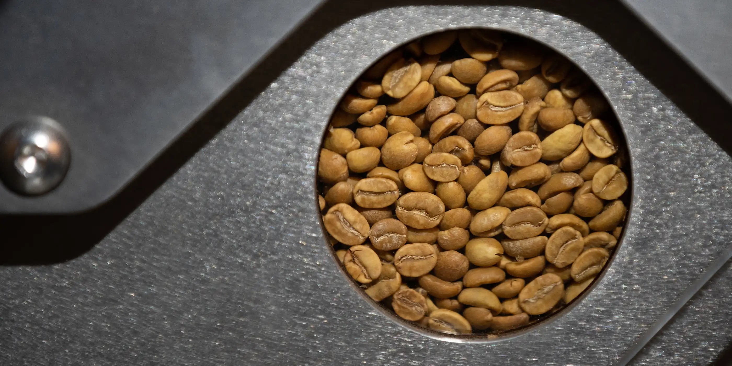 grønne kaffebønner i rister