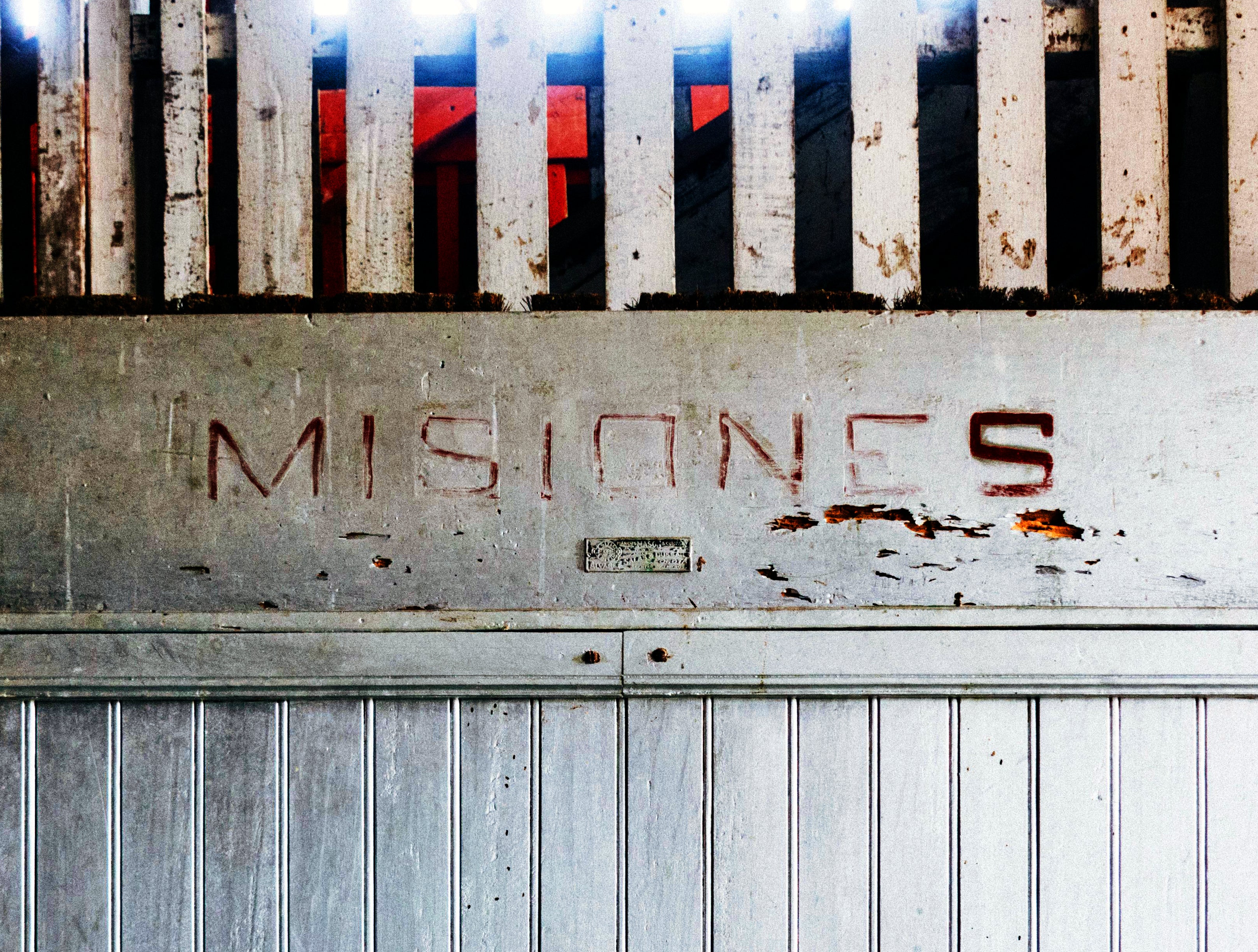 "Misiones" indgraveret på metal.