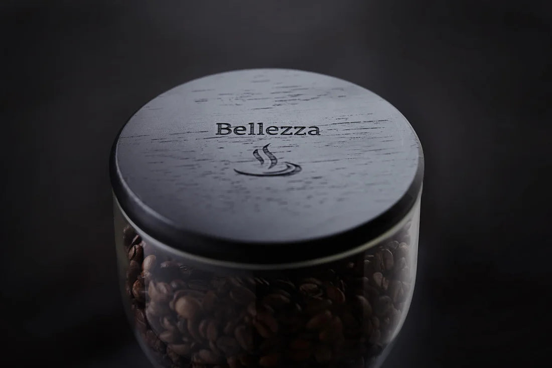 Detaljebillede af Bellezza Piccola 60 Titanio kværn set i fugleperspektiv på sort baggrund.