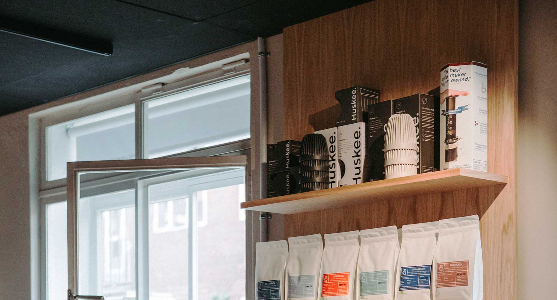 Huskee kopper, kaffeposer og aeroporess i kaffebaren 