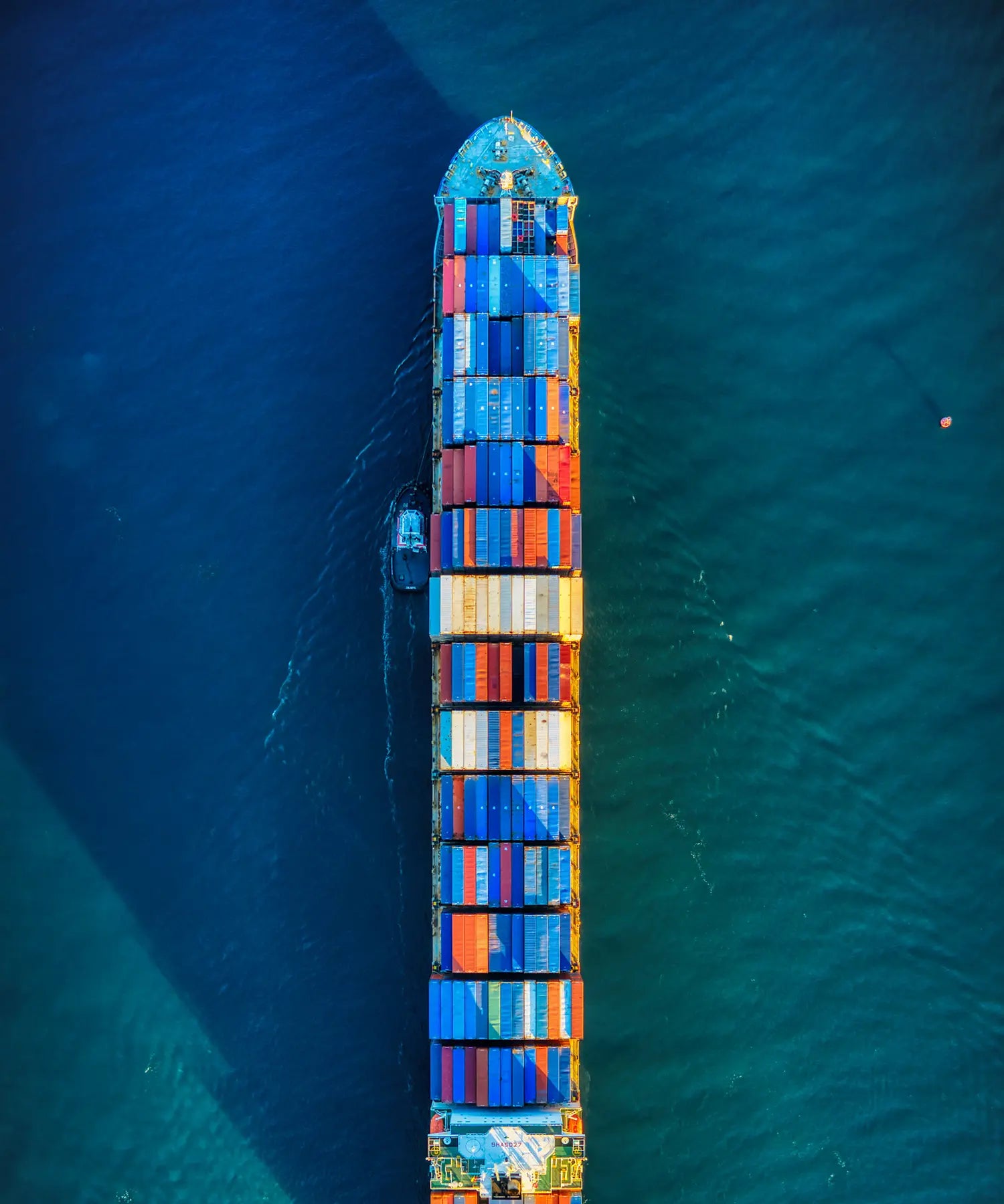 containerfragtskib sejler på havet 